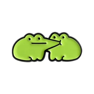 Broche verte représentant deux petites grenouilles enlacées