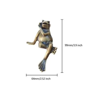 Poignée en laiton patiné représentant une grenouille assise à la patte croisée, vue de face