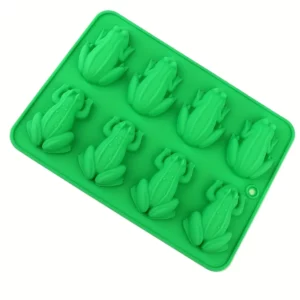 Moule vert en silicone avec huit empreintes de grenouille en relief