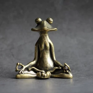 Grenouille miniature assise en posture de yoga, vue de face