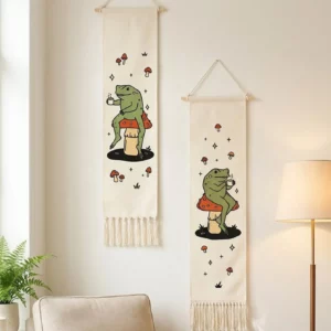 Tenture murale écrue représentant une grenouille verte assise sur un champignon et tenant une tasse