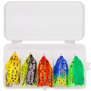 Cinq leurres souples en forme de grenouille, de couleurs assorties, rangés dans un coffret transparent