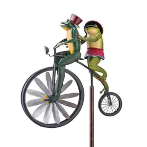 Décoration de jardin en métal représentant deux grenouilles sur un vélo, vue de face sur fond blanc