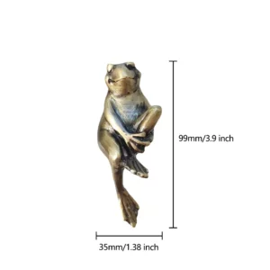 Poignée en laiton patiné représentant une grenouille assise qui enlace son genou relevé, vue de face