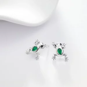 Paire de boucles d’oreilles pendantes en forme de grenouille argentée avec pierre verte