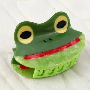 Pince à cheveux grenouille verte au sourire rouge, vue de face