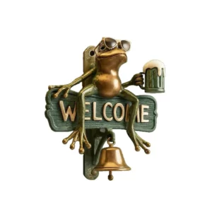 Plaque murale représentant une grenouille à lunettes avec une chope et une clochette