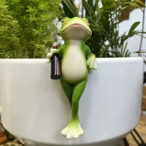 Grenouille verte debout au bord d’un pot et tenant une bouteille sombre