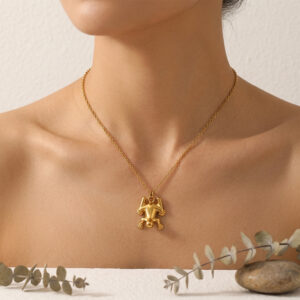 Collier grenouille sculptée en acier inoxydable doré